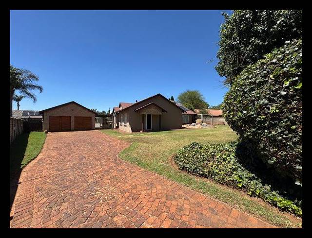 4 BEDROOM HOUSE FOR SALE IN VAN RIEBEECK PARK